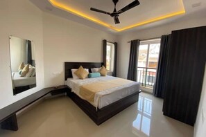 2 bedrooms, WiFi, bed sheets - Hi5 Stays SEaRENITY Chic 2BHK with pool North Goa (Arpora)