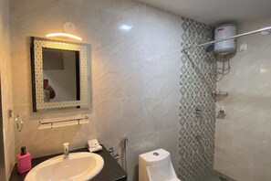 Dusche, Haartrockner, Handtücher, Seife