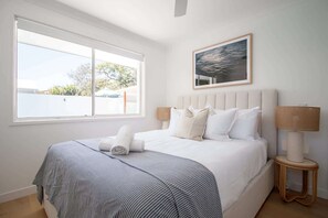 3 habitaciones, tabla de planchar con plancha, wifi y ropa de cama 