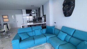 Leilighet, 2 soverom, tilgjengelighetstilpasset, balkong | Oppholdsrom