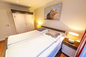 6 bedrooms, iron/ironing board, free WiFi, bed sheets
