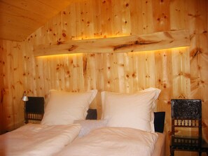 2 habitaciones, tabla de planchar con plancha, wifi y ropa de cama
