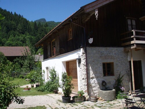 Zirbenholz Ferienhaus mit Sauna, großer Terrasse und eingezäuntem Garten