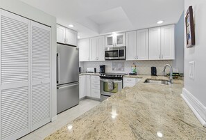 Refrigerador, microondas, horno y parrilla de estufa 