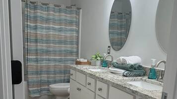 Secadora de cabello, toallas, jabón, papel de baño