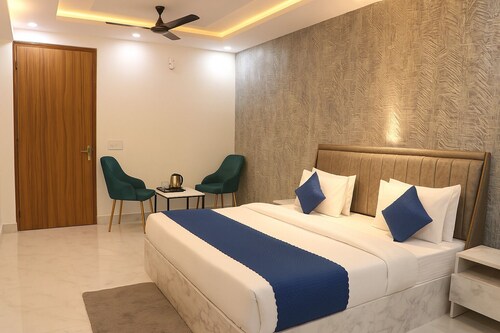 Let'stay- Sector-70 Noida