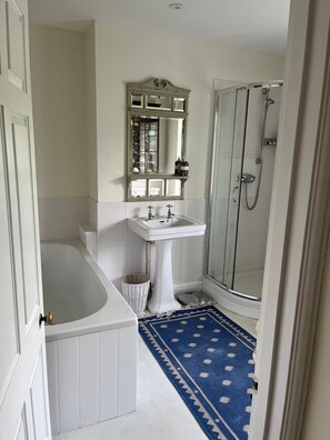 Hair dryer, towels, soap, toilet paper - 3-bedroom Terraced cottage in Millbrook with Estuary views (Millbrook)