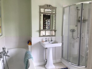 Hair dryer, towels, soap, toilet paper - 3-bedroom Terraced cottage in Millbrook with Estuary views (Millbrook)