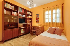 3 bedrooms, iron/ironing board, WiFi, bed sheets