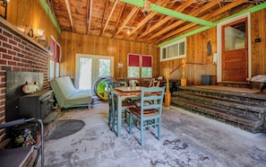 Living area - Cornerstone Escape - Robin Vacation Rentals (Benton)