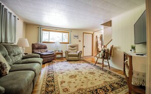 Living area - Cornerstone Escape - Robin Vacation Rentals (Benton)
