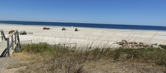 Haven at Hardwicke-Absolute beachfront! Off Peak Special!