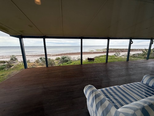 Haven at Hardwicke-Absolute beachfront! Off Peak Special!