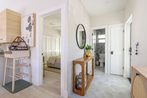 Silitysrauta/-lauta, Wi-Fi, vuodevaatteet