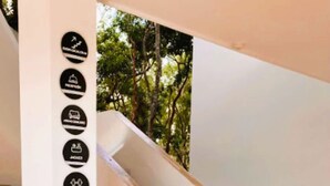 Eine Treppe mit an der Wand neben ihr montiertem Feuerlöscher.
