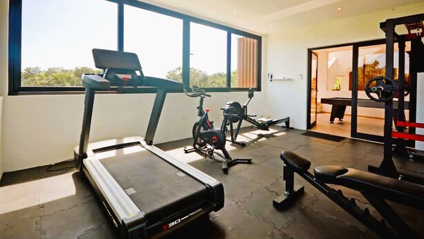 Ein modernes Fitnessstudio mit Laufbändern, Ergometer und Krafttrainingsgeräten.