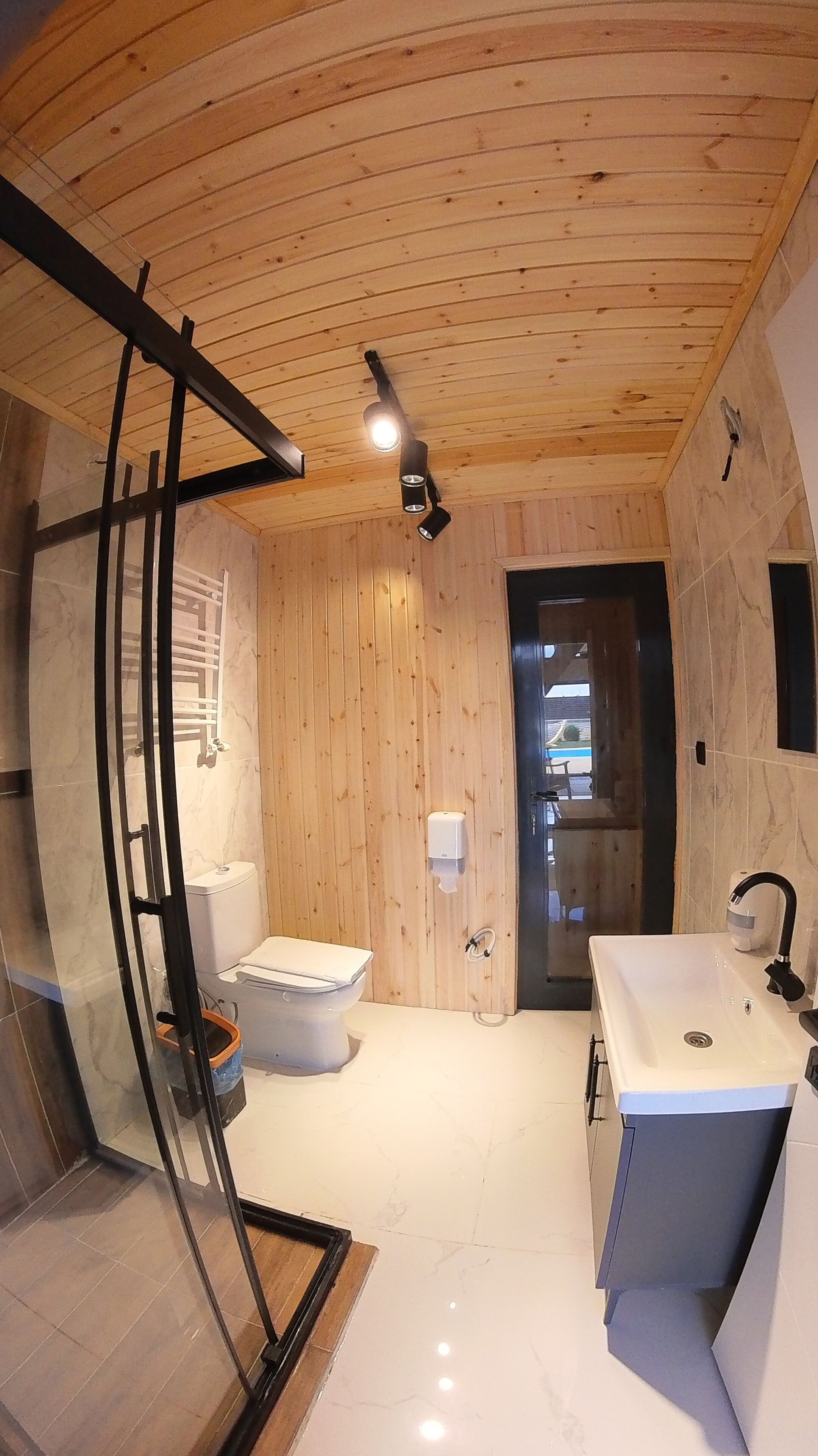 Combined shower/tub, free toiletries, hair dryer, towels