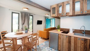 Une cuisine moderne avec des meubles en bois, un lave-vaisselle encastré et un évier.
