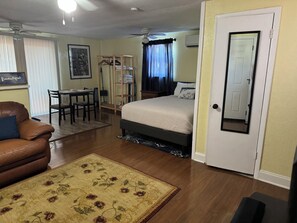 1 slaapkamer, een strijkplank/strijkijzer, gratis wifi, beddengoed