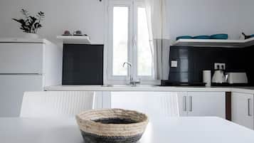 Fridge, oven, stovetop, coffee/tea maker