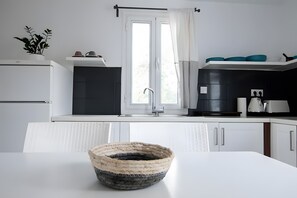 Fridge, oven, stovetop, coffee/tea maker - White Wave Villa Santorini (Kamari)