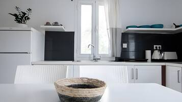 KĂŒhlschrank, Ofen, Herdplatte, Wasserkocher mit Kaffee-/Teezubehör