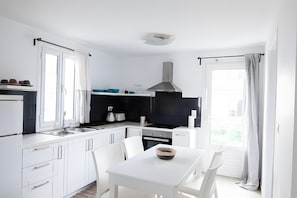 Refrigerador, horno, placa de cocina, cafetera/tetera