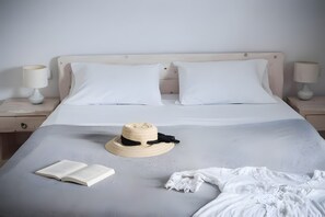 2 bedrooms, desk, WiFi, bed sheets - White Wave Villa Santorini (Kamari)