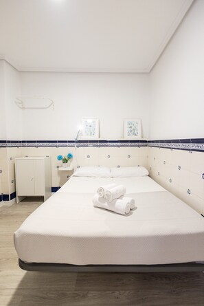 2 habitaciones, tabla de planchar con plancha y wifi gratis 