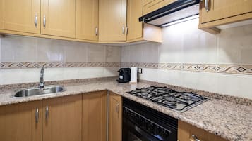 Een koelkast, een magnetron, een oven, een koffiezetapparaat/waterkoker