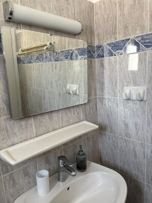 Suihku, hiustenkuivaaja, pyyhkeet