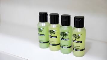 Chuveiro, secador de cabelo, toalhas de banho