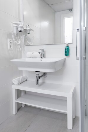 Een douche, een haardroger, handdoeken