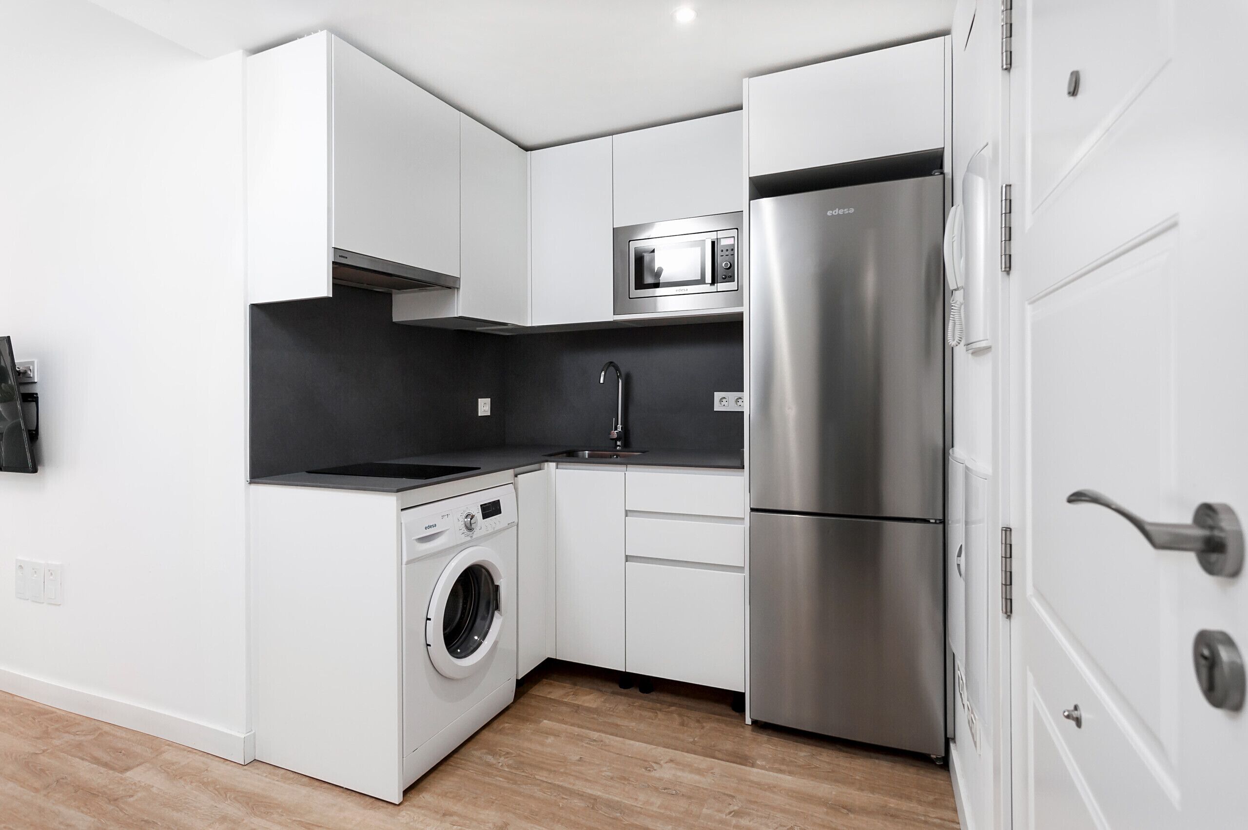 Kühlschrank, Mikrowelle, Ofen, Wasserkocher mit Kaffee-/Teezubehör