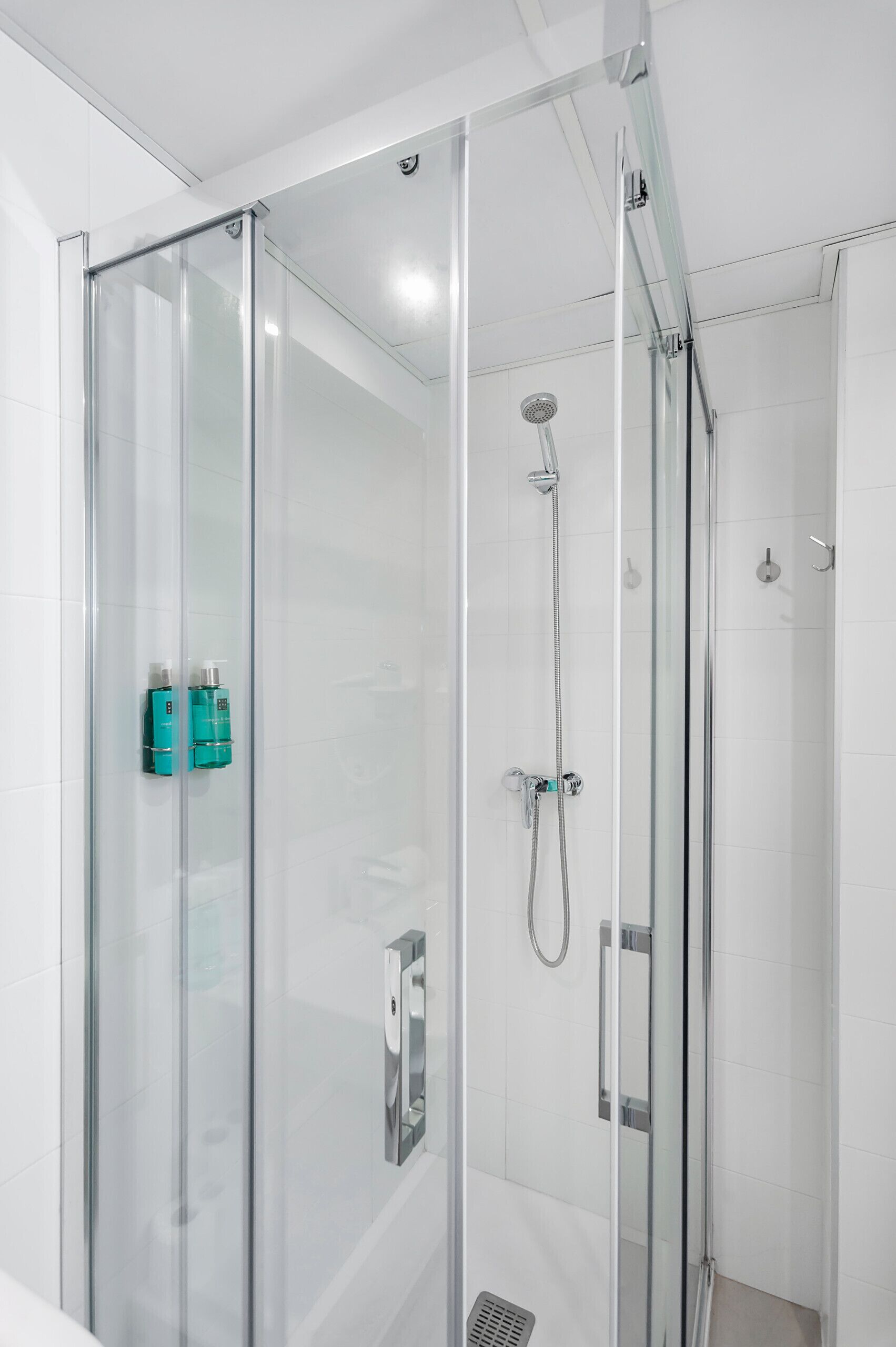 Een douche, een haardroger, handdoeken