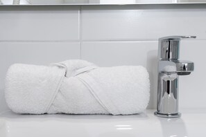 Shower, hair dryer, towels - Isabella Estudio by Concept Flats (Granada)