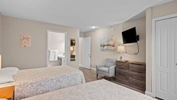 Townhome, Bay View | Iron/ironing board, free WiFi