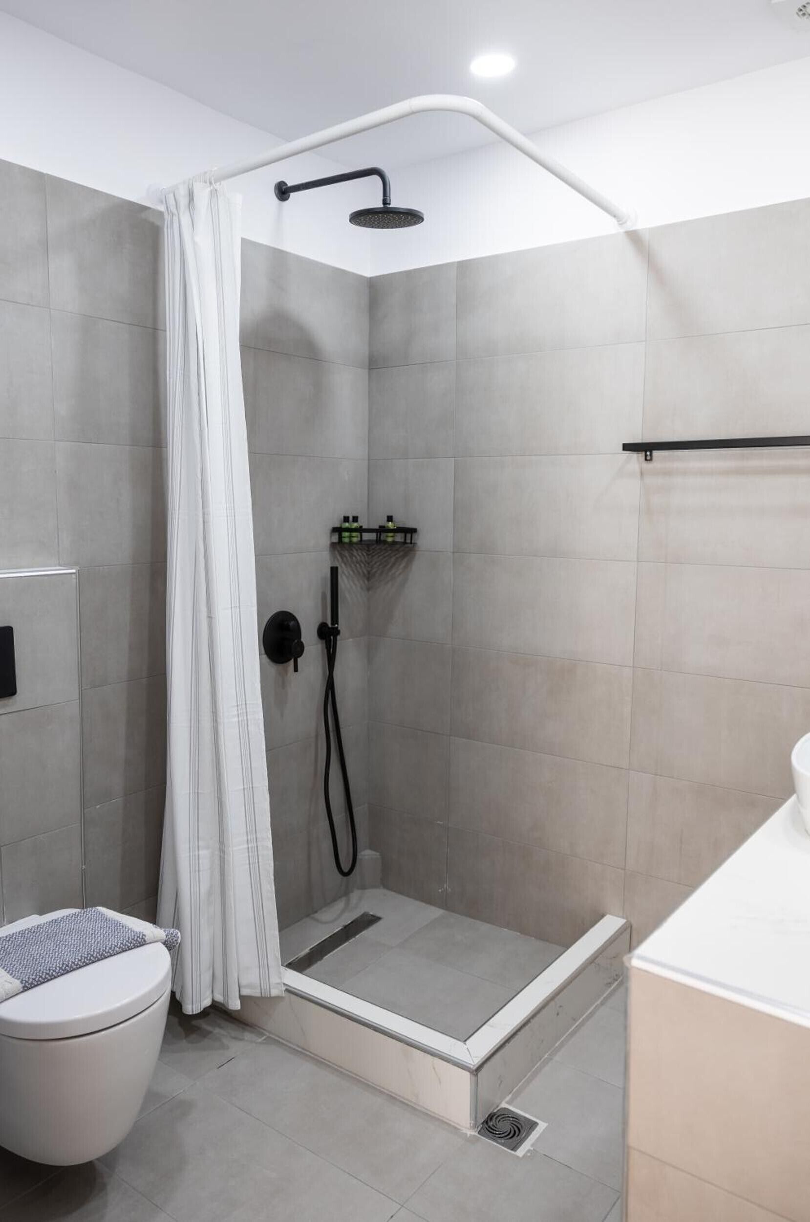 Shower, hair dryer, towels, toilet paper