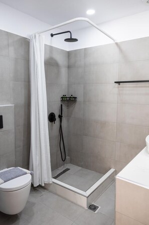 Dusche, Haartrockner, Handtücher, Toilettenpapier