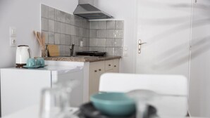 Una cucina moderna con piastrelle a parete, un fornello e un piano di lavoro.