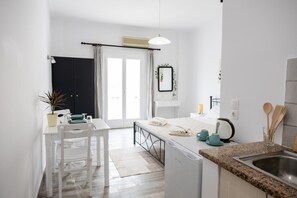 Una cocina moderna con armarios blancos, encimera de granito y lavavajillas integrado.