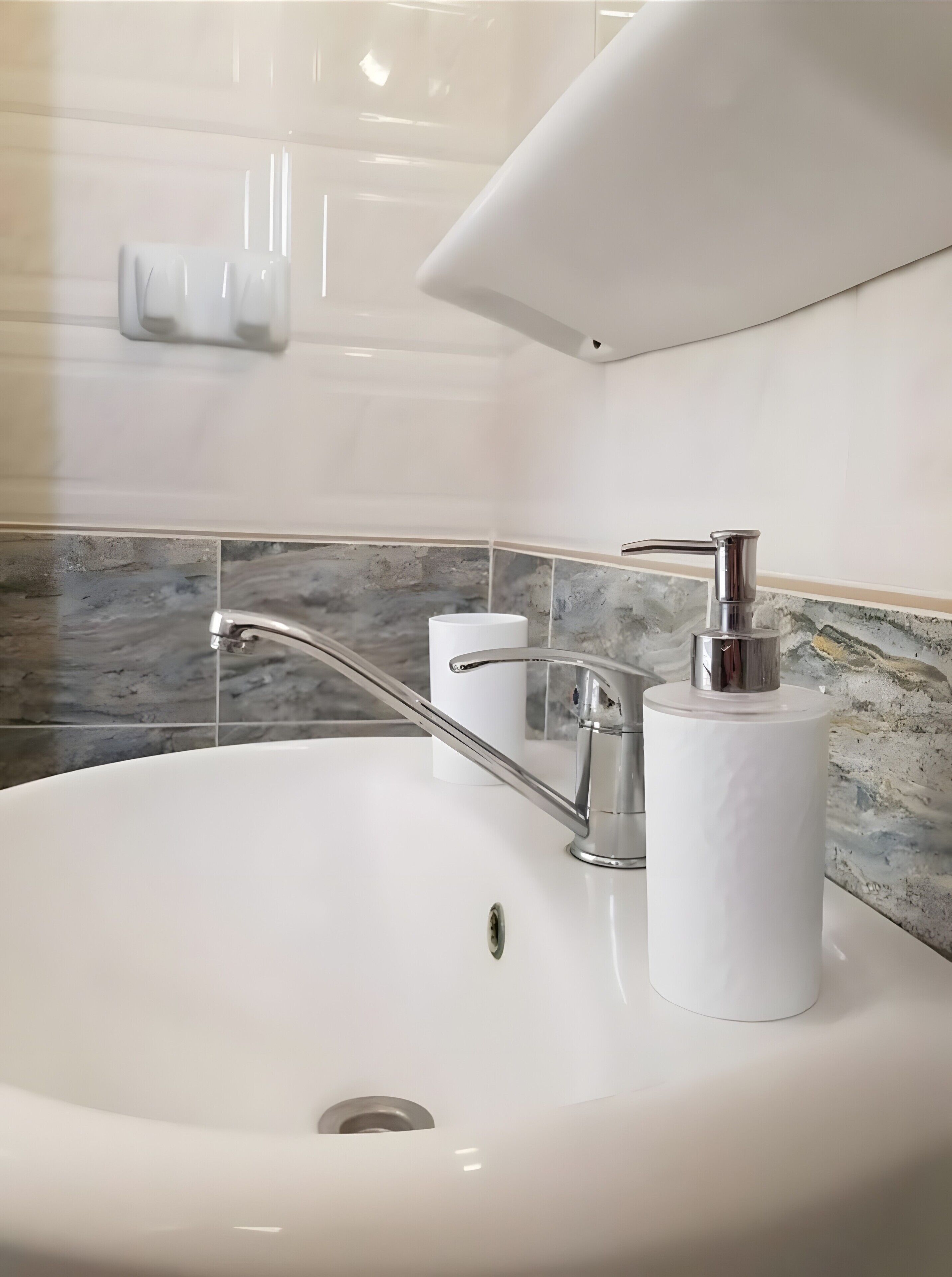 Douche, sèche-cheveux, serviettes fournies