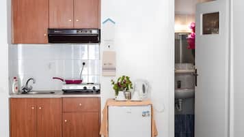 Fridge, stovetop, electric kettle, cookware/dishes/utensils