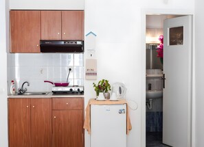 Fridge, stovetop, electric kettle, cookware/dishes/utensils