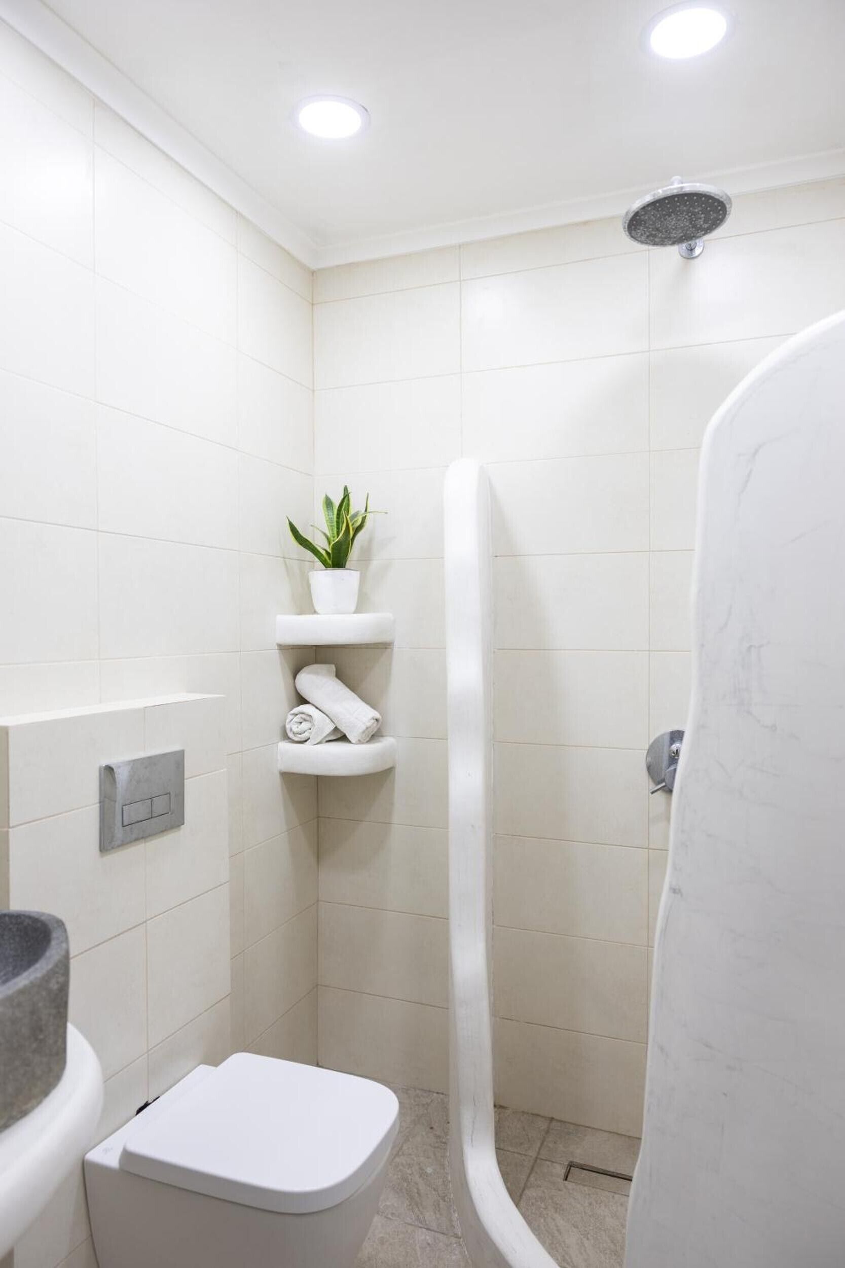 Douche, sèche-cheveux, serviettes fournies