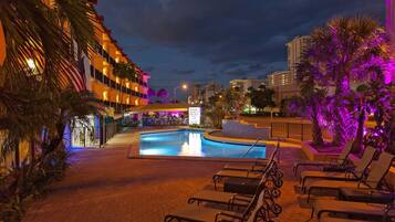 Lämmitetty uima-allas