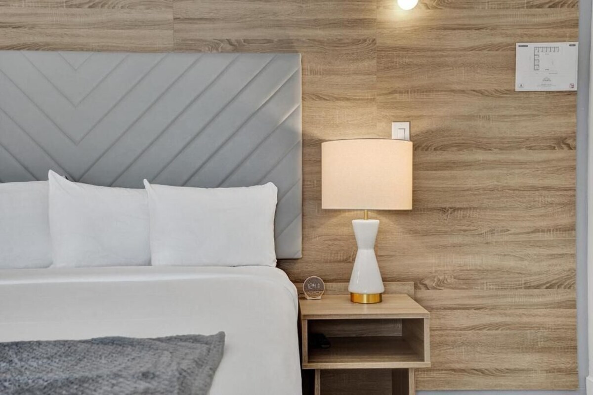 Affordable Chic Stay Near Lauderdale-by-the-Sea | 2BR Adult-only Suite