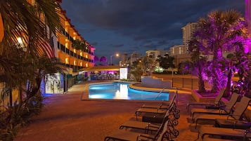 Een verwarmd zwembad