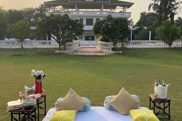 Property grounds - Hi5 Stays Farm Gurgaon w/Huge Pool/PetLoving/Party (Sancholi)