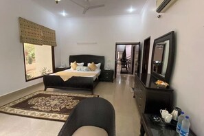 4 bedrooms, bed sheets - Hi5 Stays Farm Gurgaon w/Huge Pool/PetLoving/Party (Sancholi)